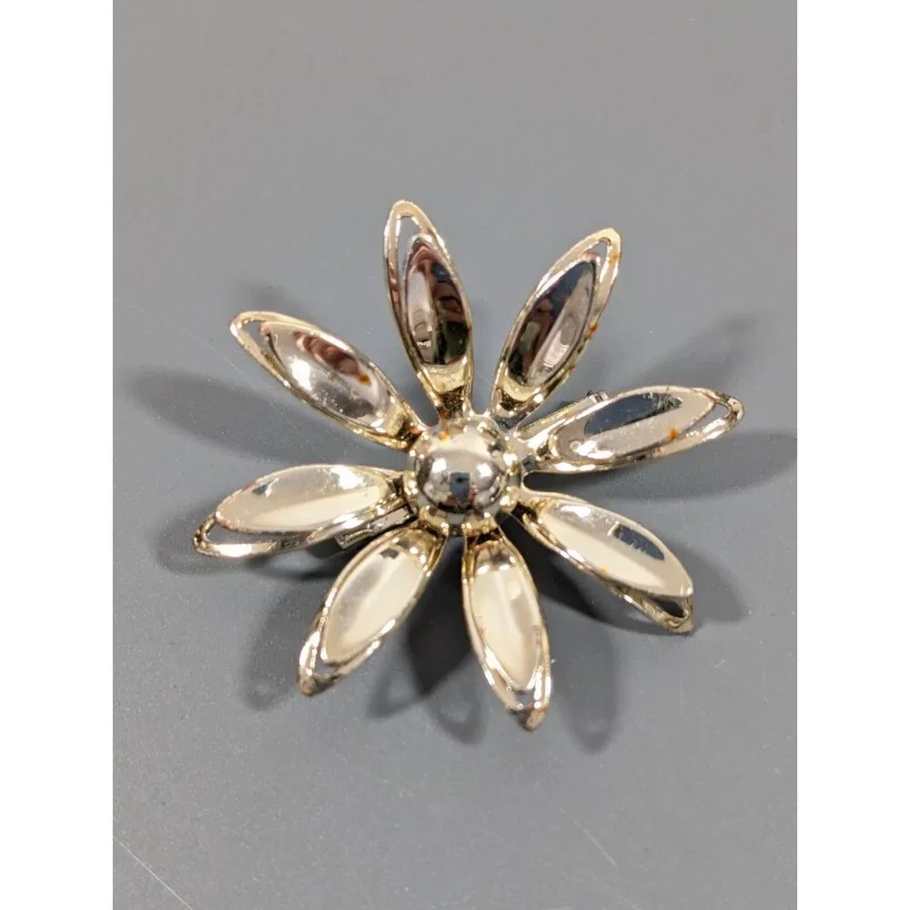 Vintage Gold Tone Daisy‎ Flower Brooch Mod MCM Classic Retro Pin 3D